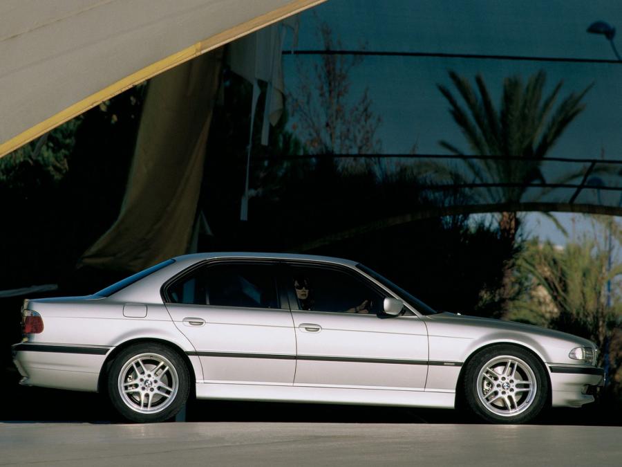  BMW 740d 1999 года  (фото 8 из 19)